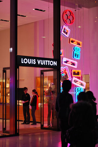 Νυχτερινή άποψη της βιτρίνας Louis LOUIS VUITTON sto Omote-sando, TokyoVuitton 